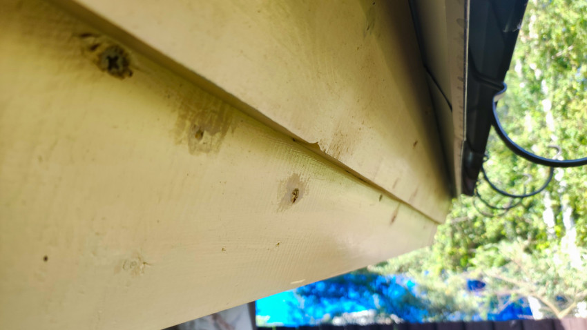 Крупный план деревянной обшивки карнизного свеса