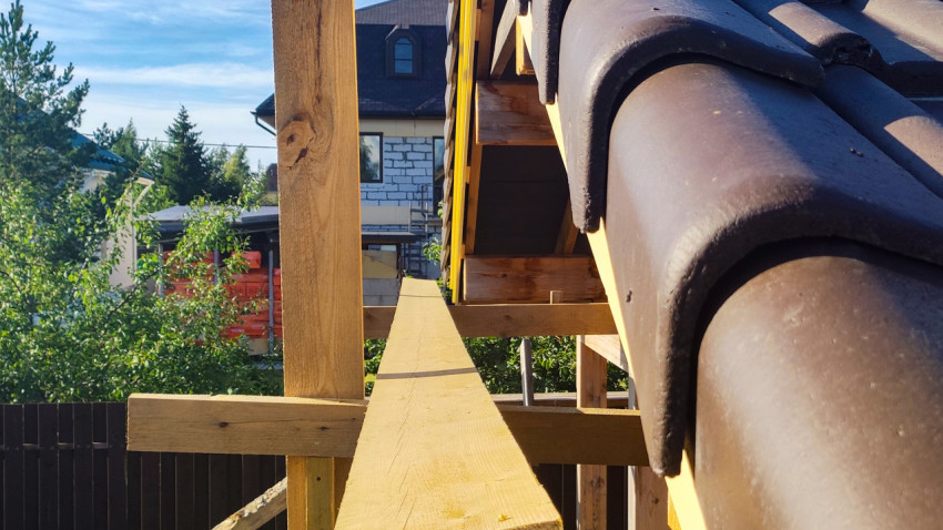 Монтажные работы возле кровли с черепицей