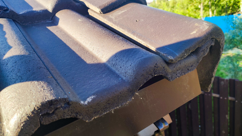 Нижний край кровли с выступающими плитками черепицы