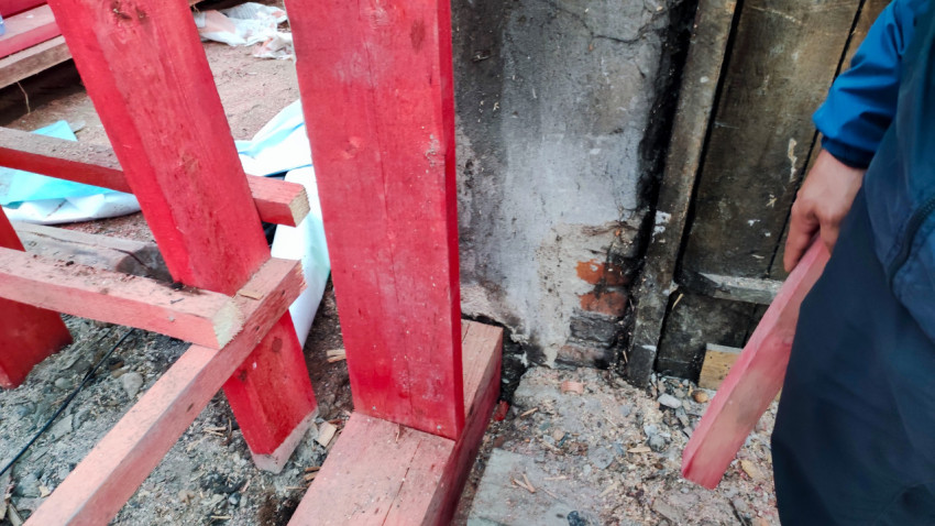 Крепление деревянных стоек к кирпичной стене