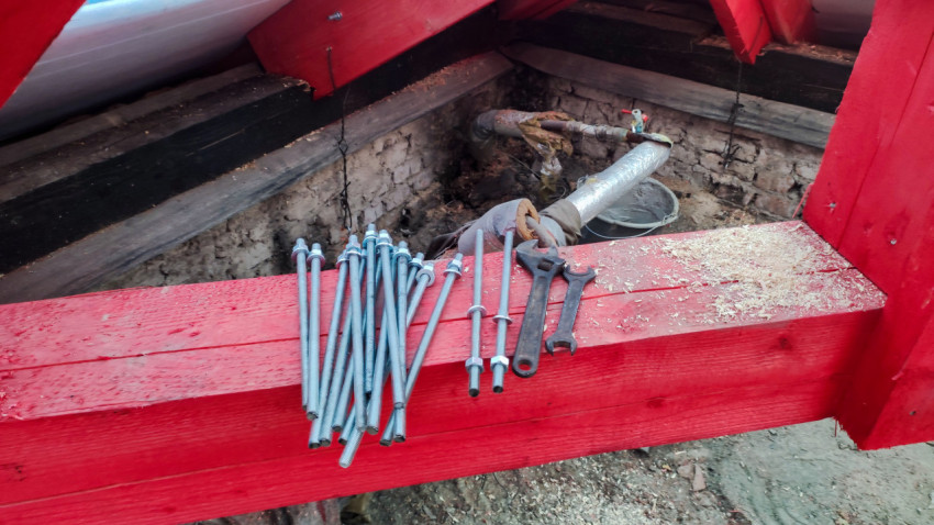 Инструменты и крепеж на балке чердака