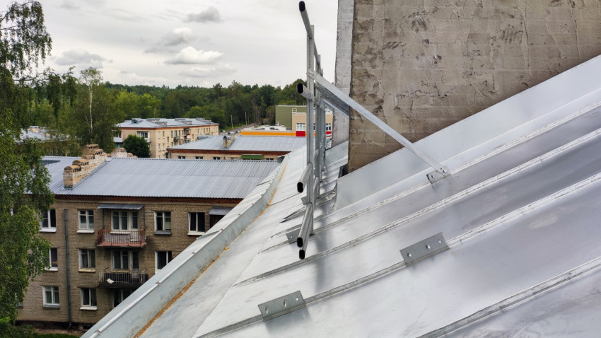 Металлическая крыша жилого дома с ограждением