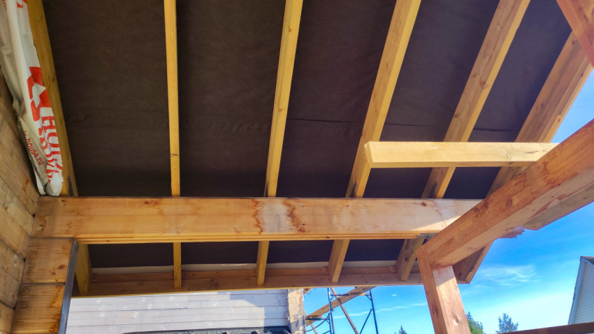 Деревянная крыша в процессе строительства с открытыми стропилами