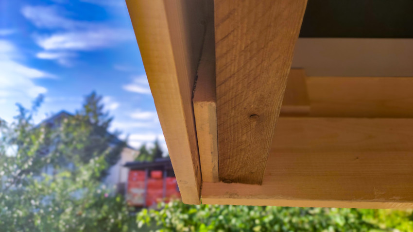 Нижний торец стропила деревянной крыши с подшивкой