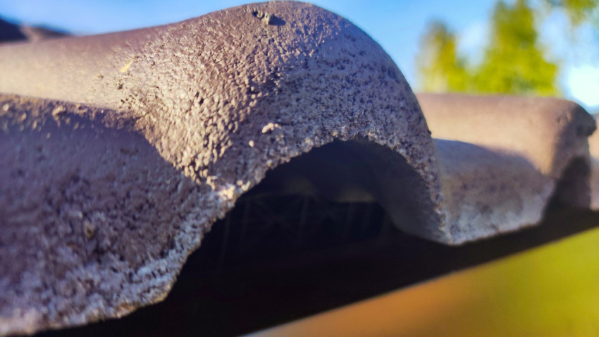 Фрагмент черепичной кровли крупным планом