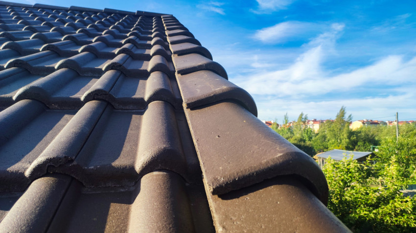 Вид на кровлю с керамической черепицей