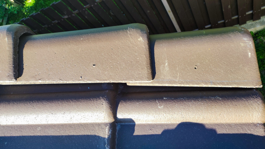 Фрагмент края кровли с керамической черепицей