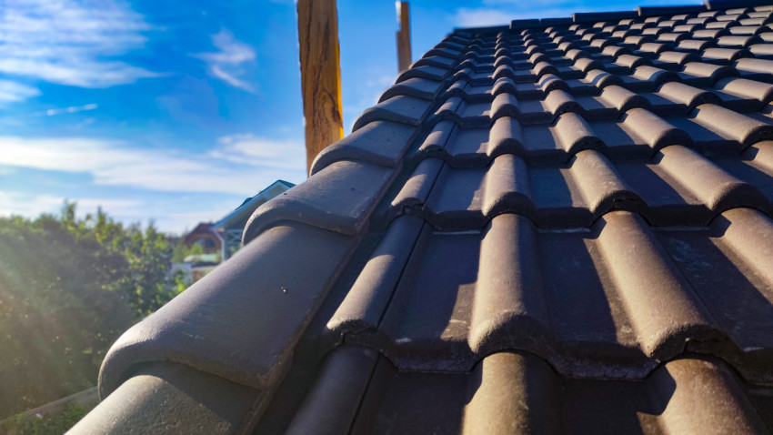 Конек крыши с рядами керамической черепицы