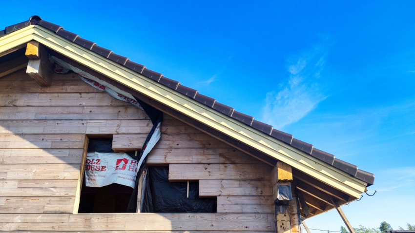 Фронтон дома из бруса с кровлей из черепицы