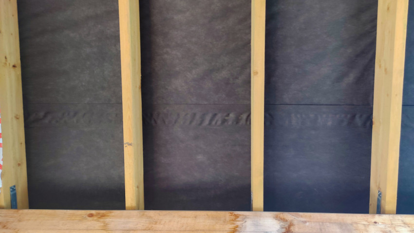 Вид снизу на деревянные стропила и гидроизоляцию кровли