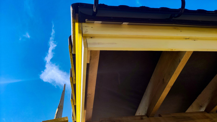 Нижняя часть крыши с деревянными балками и свесом