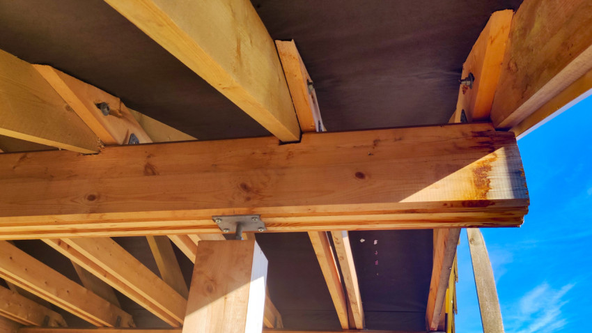 Соединение стропильной системы и балки в деревянной крыше