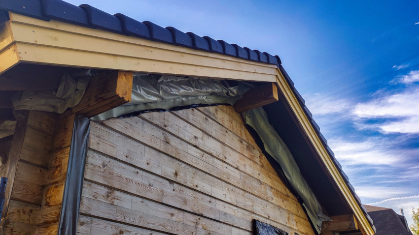 Фронтон деревянного дома с подшивкой и черепицей