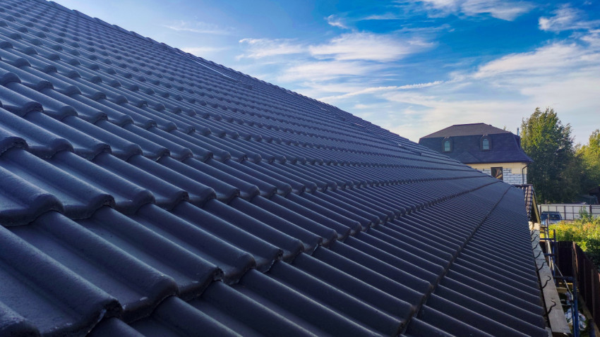 Крыша из металлочерепицы, вид сбоку