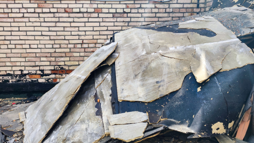 Склад старого рулонного покрытия после демонтажа