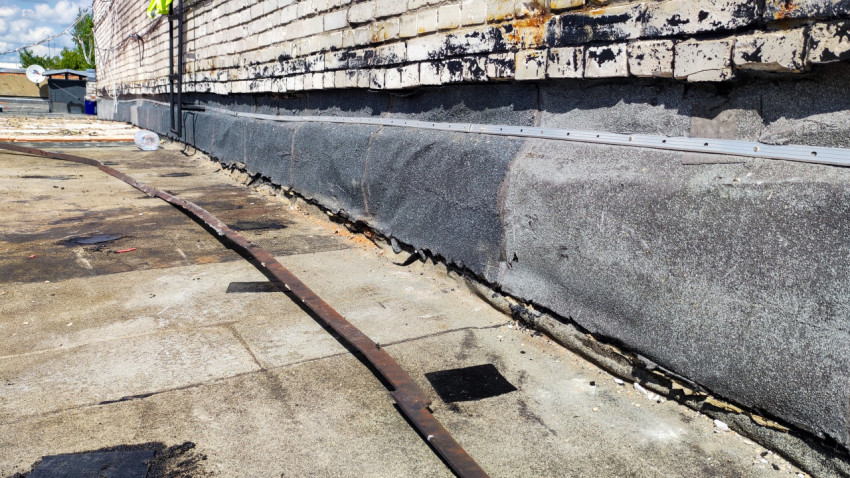 Фрагмент примыкания кровли к кирпичной стене