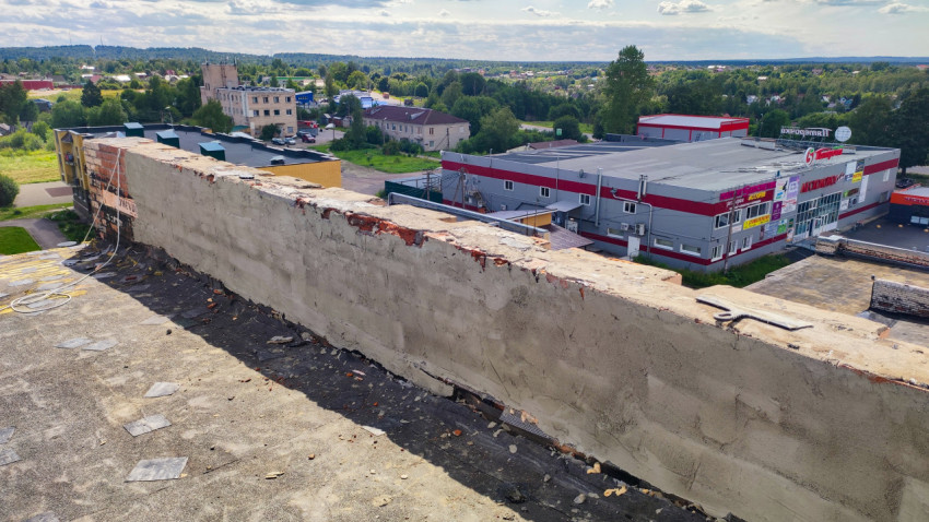 Вид с крыши на торговый центр и жилую застройку