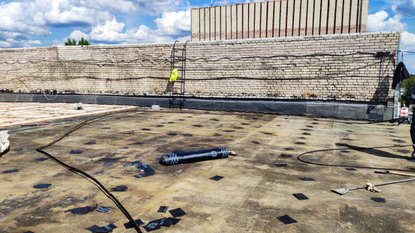 Ремонт кровли с рулонным материалом и инструментами