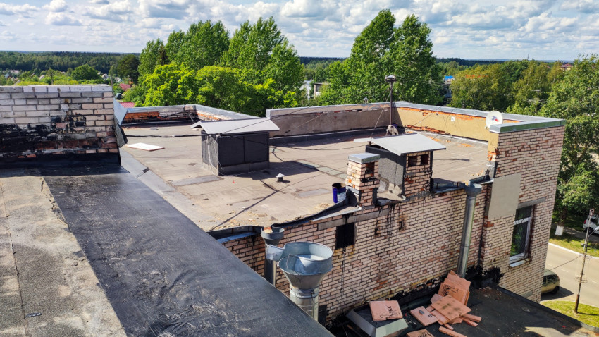 Вид на соседнюю кровлю и кирпичные конструкции