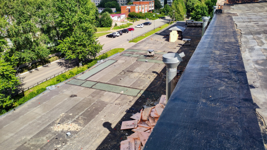 Вид с крыши здания на улицу и парковку