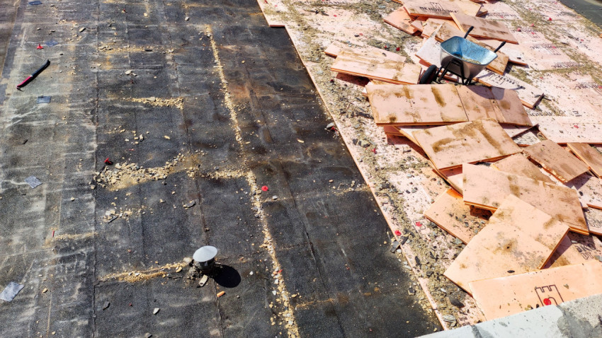 Демонтаж утеплителя на крыше здания