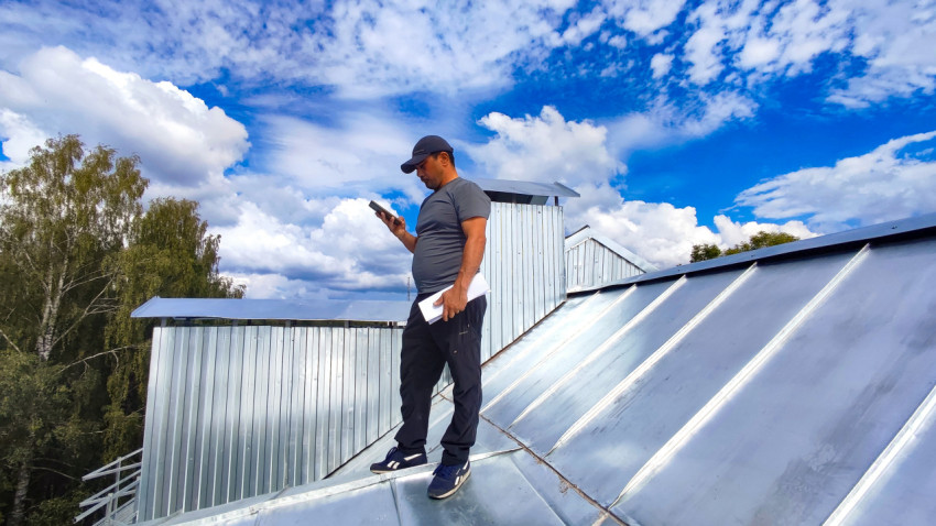 Инспекция металлической крыши многоквартирного дома