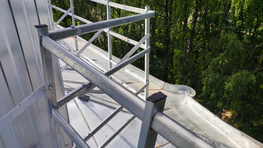 Металлическое ограждение на крыше жилого здания