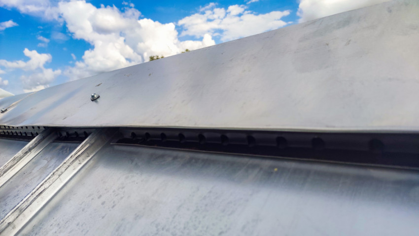 Узел металлической крыши с вентиляционным зазором