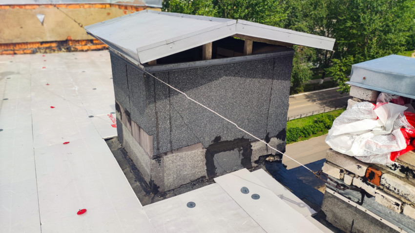 Вентиляционная шахта на крыше жилого дома