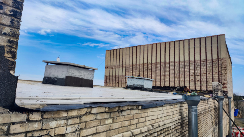 Крыша с вентиляционными шахтами и рабочими