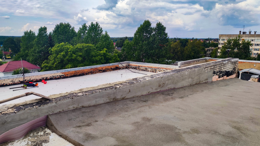 Вид на кровлю здания после нанесения стяжки