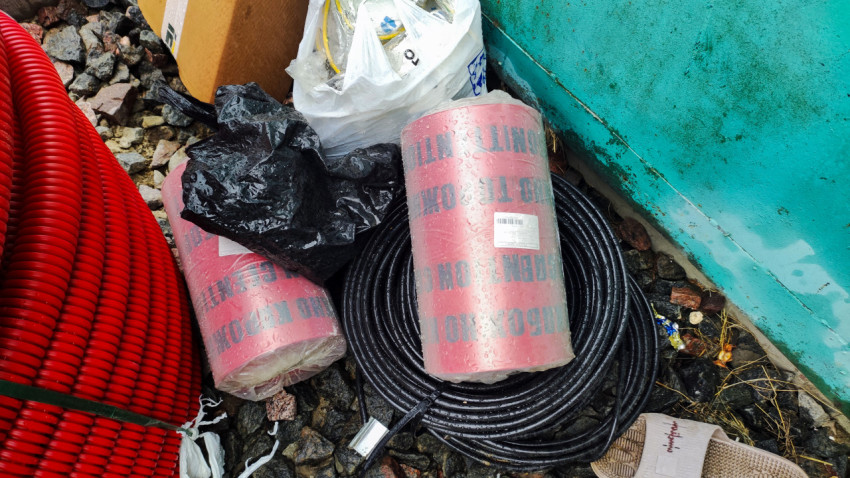 Кабель и изоляционные материалы на строительной площадке