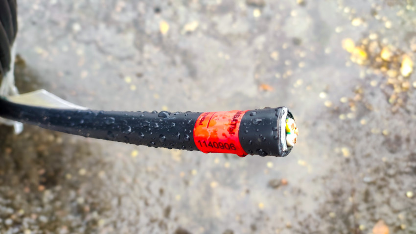 Конец кабеля с маркировкой и видимыми жилами