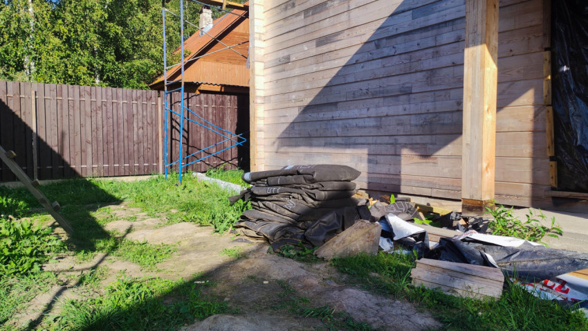 Склады строительного рубероида и отходов у деревянного дома