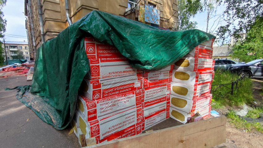 Упаковки утеплителя на строительной площадке