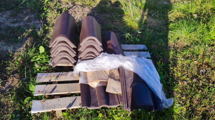 Сложенные доборные элементы кровли на поддоне