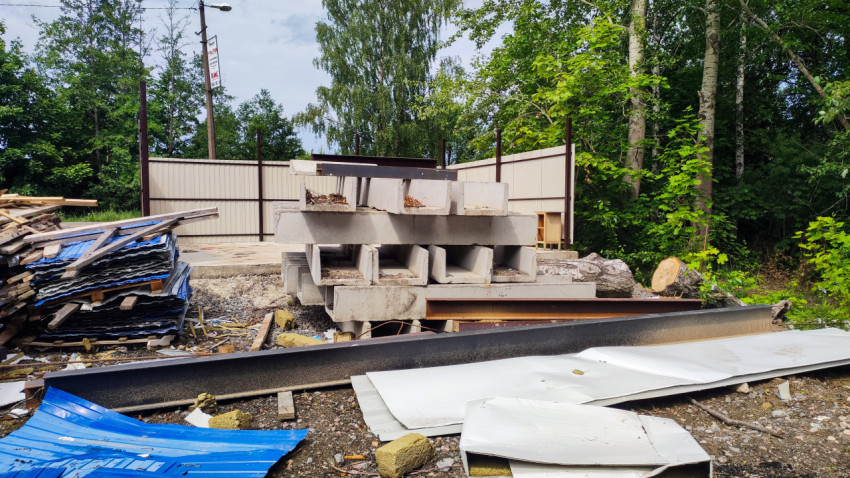 Склад строительных материалов с бетонными блоками и металлом