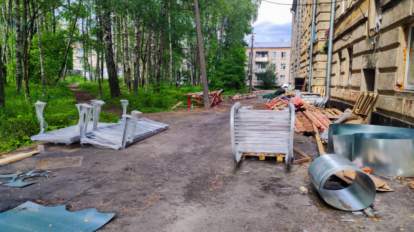 Строительные материалы и отходы возле жилого дома
