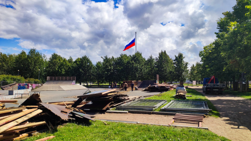 Скейт-парк и российский флаг на фоне ремонтных работ
