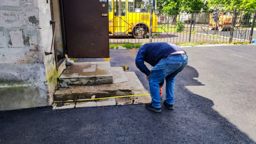 Замер высоты ступеней у подъезда после асфальтирования