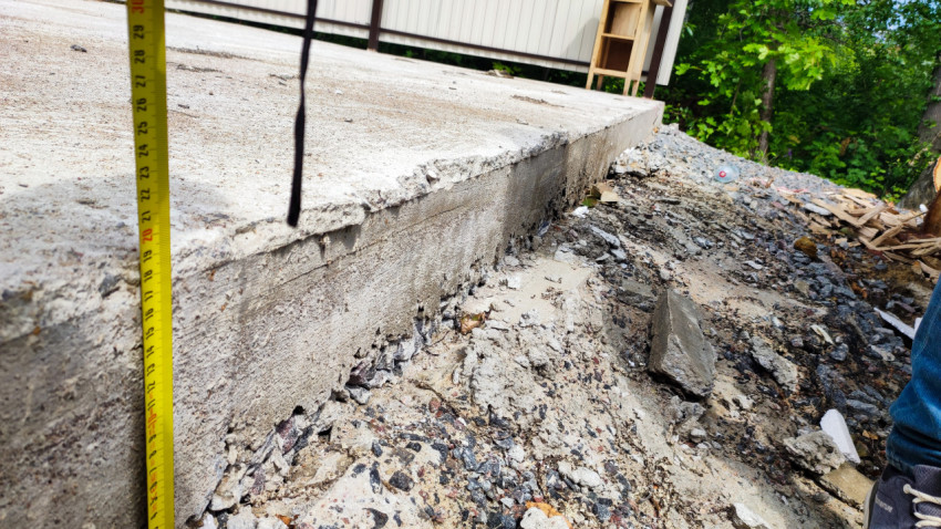 Измерение высоты бетонного фундамента рулеткой