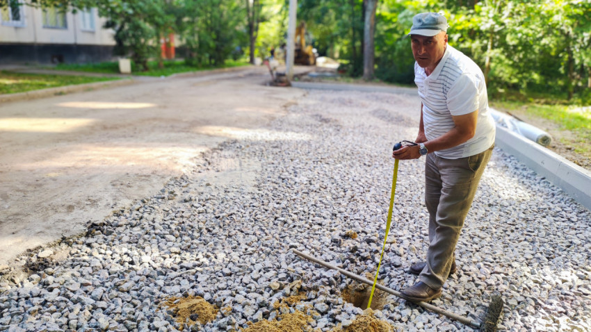 Контроль толщины щебеночного слоя при ремонте дороги