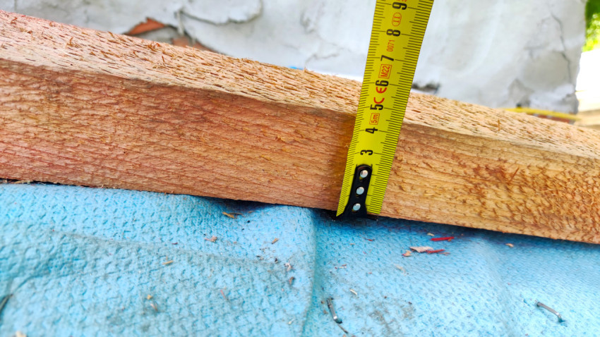 Измерение толщины деревянной доски в конструкции крыши