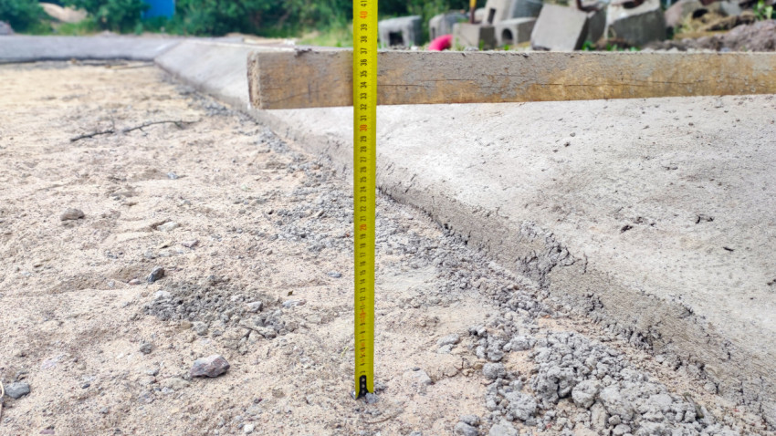 Измерение высоты бордюра при дорожных работах