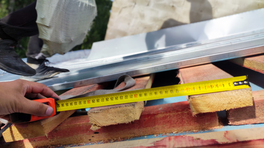 Измерение деревянной обрешетки рулеткой