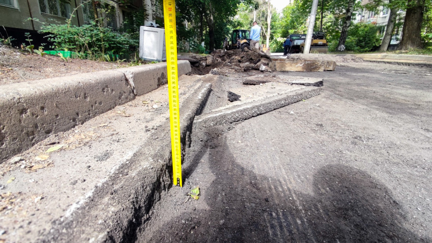 Измерение глубины дорожного среза на месте демонтажа асфальта