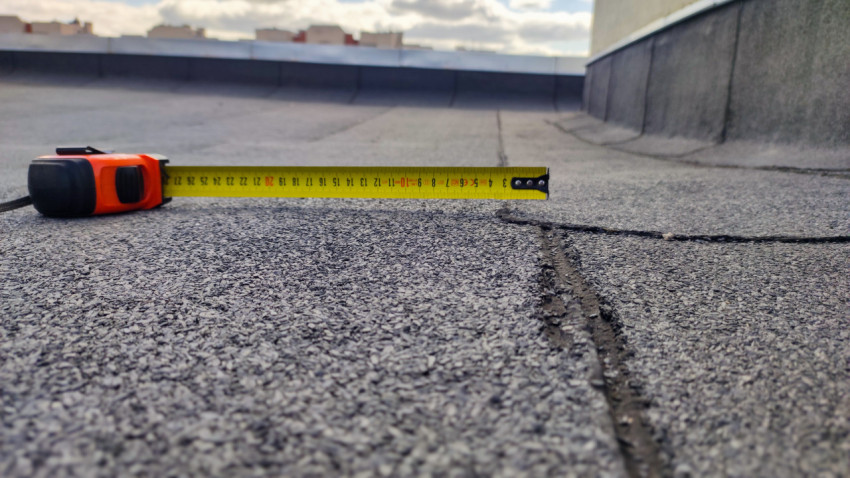 Рулетка на шве рулонного покрытия для фиксации размера