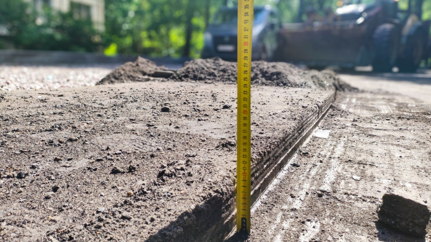 Снятый слой асфальта с измерением глубины дорожного среза