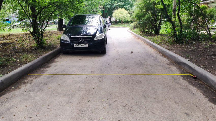 Замер ширины проезда между бордюрами во дворе