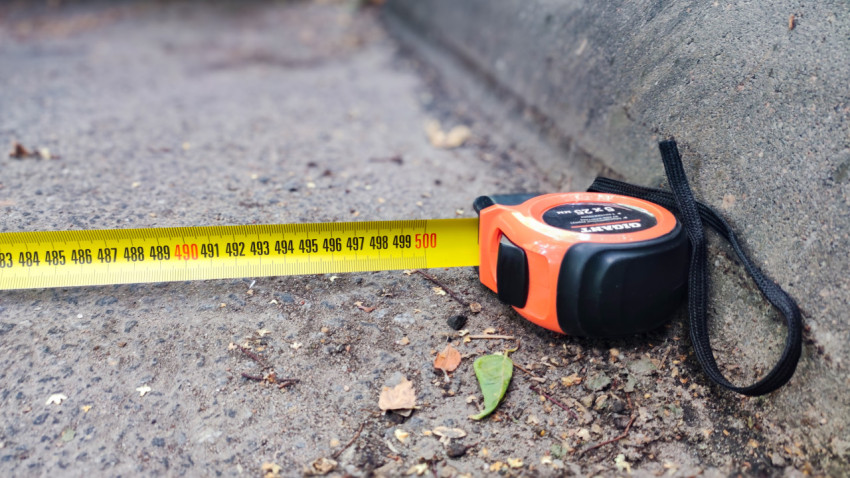Измерительная рулетка с отметкой 500 см у бордюра